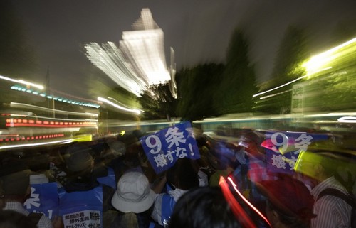 Японская оппозиция блокирует парламент, протестуя против законопроекта о силах самообороны - ảnh 1